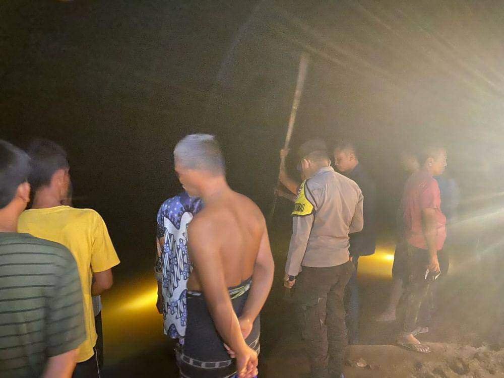 pencarian dua korban yang diduga tenggelam di aliran sungai Ogan (Dok: Polsek Tanjung Raja)