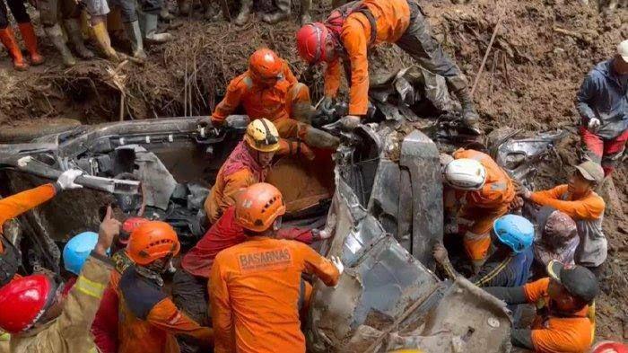 Bencana Longsor Mojokerto Tewaskan 10 Orang, Kemensos Beri Santunan
