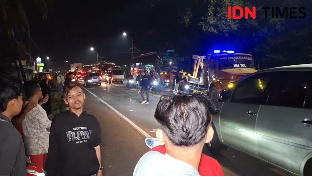 Bus Sugeng Rahayu tabrak pemotor hingga tewas di Jalan Raya Ngawi–Solo, tepatnya di Desa/ Kecamatan Mantingan, Kabupaten Ngawi. IDN Times/ Riyanto