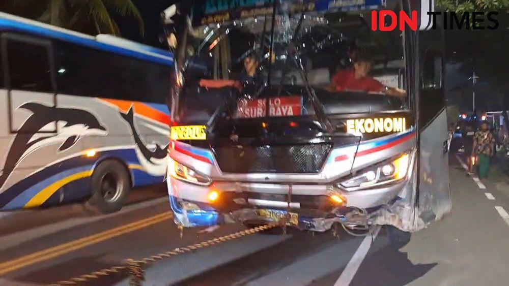 Bus Sugeng Rahayu tabrak pemotor hingga tewas di Jalan Raya Ngawi–Solo, tepatnya di Desa/ Kecamatan Mantingan, Kabupaten Ngawi. IDN Times/ Riyanto
