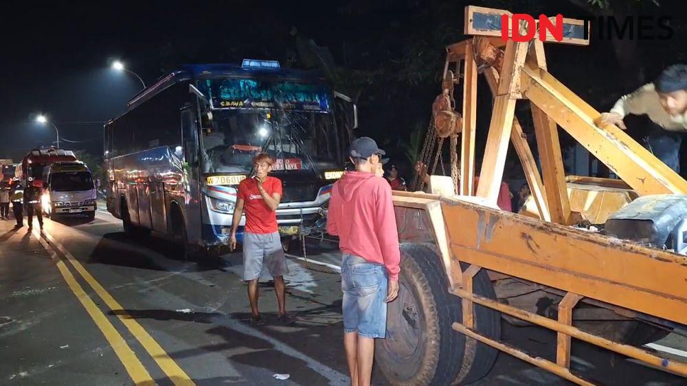 Bus Sugeng Rahayu tabrak pemotor hingga tewas di Jalan Raya Ngawi–Solo, tepatnya di Desa/ Kecamatan Mantingan, Kabupaten Ngawi. IDN Times/ Riyanto