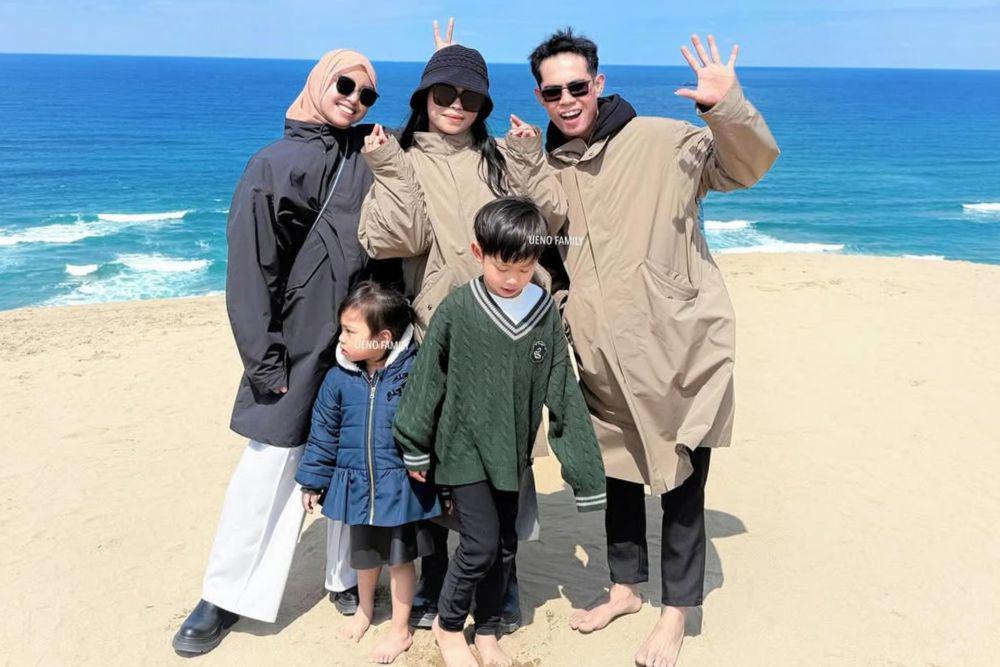 10 Potret Keluarga Mama Mega Ueno Liburan ke Pantai, Happy Naik Unta!