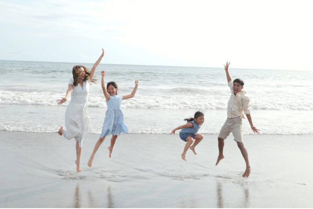 7 Potret Sarwendah dan Ketiga Anaknya Liburan ke Bali, Main ke Pantai!