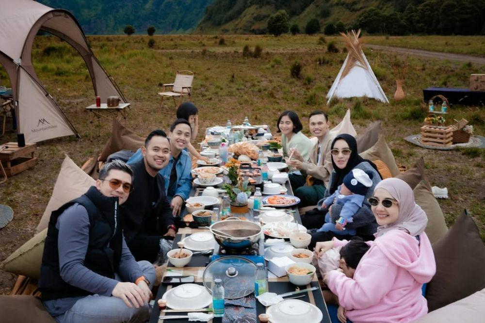 7 Potret Zaskia Sungkar dan Sahabat Piknik ke Gunung Bromo, Healing!