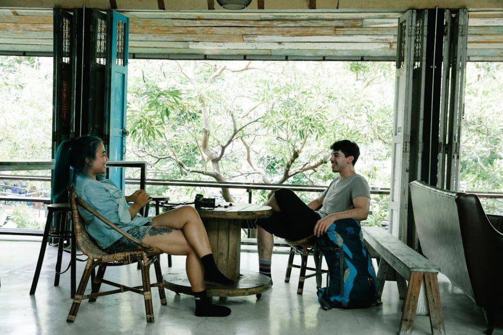 ilustrasi ngobrol di coffee shop (pexels.com/George Pak)