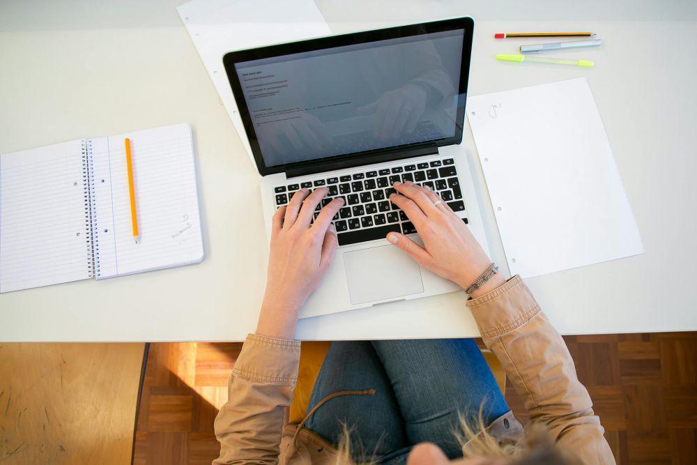 Ilustrasi seseorang sedang mengetik di laptop (pexels.com/Kampus Production)