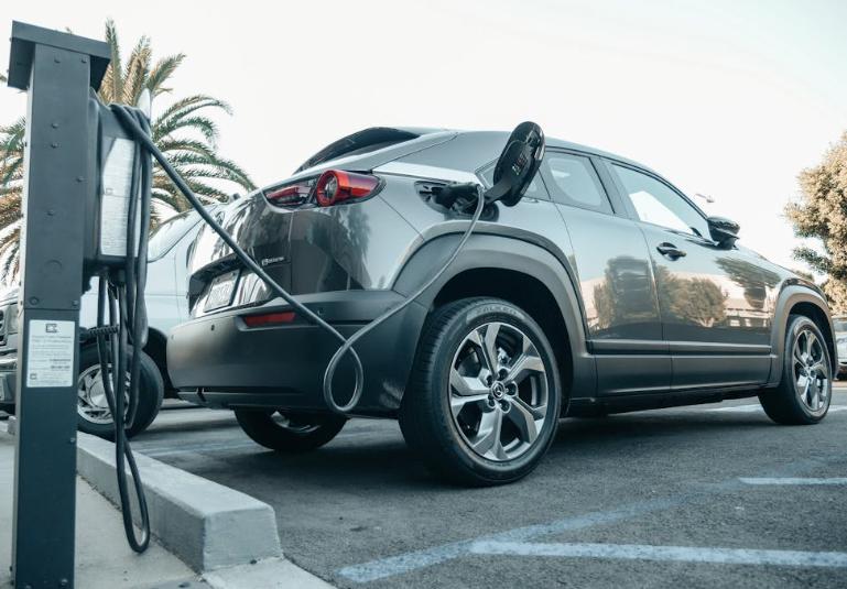 Benarkah Mobil Listrik Lebih Berpolusi Dibandingkan Mobil Hybrid?