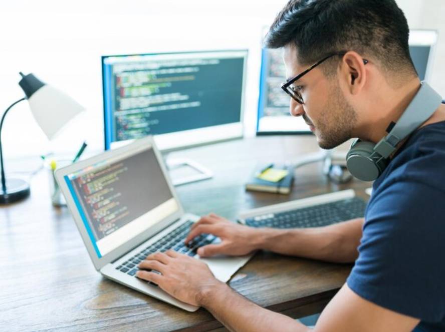 ilustrasi coding (freepik.com/tonodiaz)