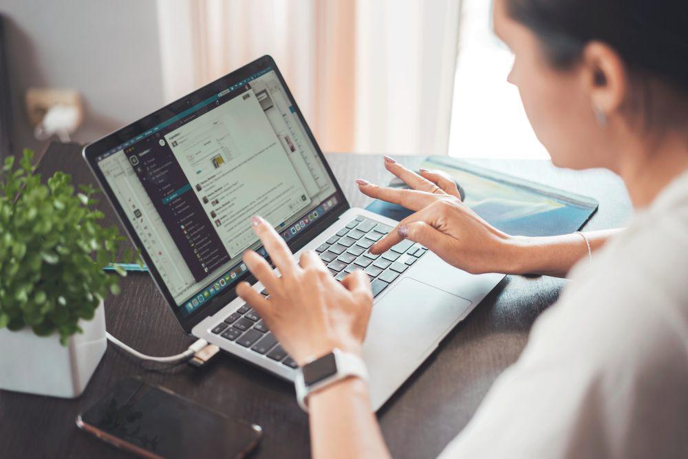 Ilustrasi seorang wanita sedang mengisi formulir beasiswa online (pixabay.com/OleksandrPidvalnyi)