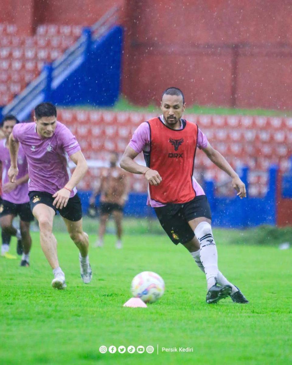 Pemain Persik Kediri saat berlatih. Instagram.com/persikfcofficial
