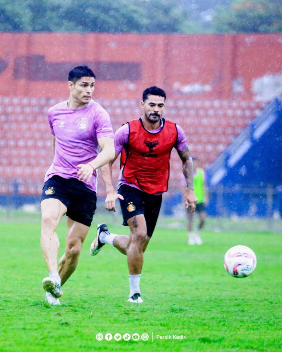 Pemain Persik Kediri saat berlatih. Instagram.com/persikfcofficial