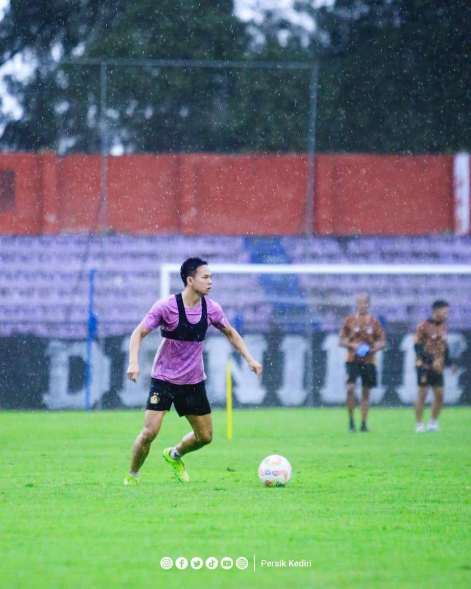 Pemain Persik Kediri saat berlatih. Instagram.com/persikfcofficial