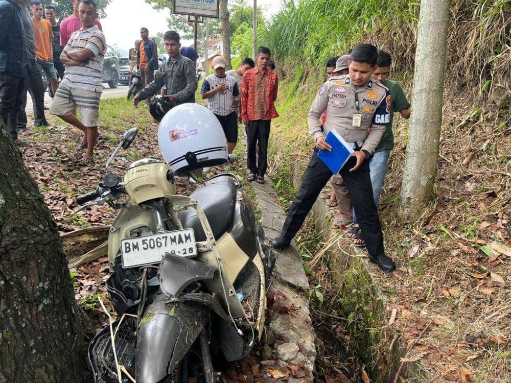 Personel Satlantas Polres Solok melakukan olah Tempat Kejadian Perkara (TKP) kecelakaan (Foto: Satlantas Polres Solok)