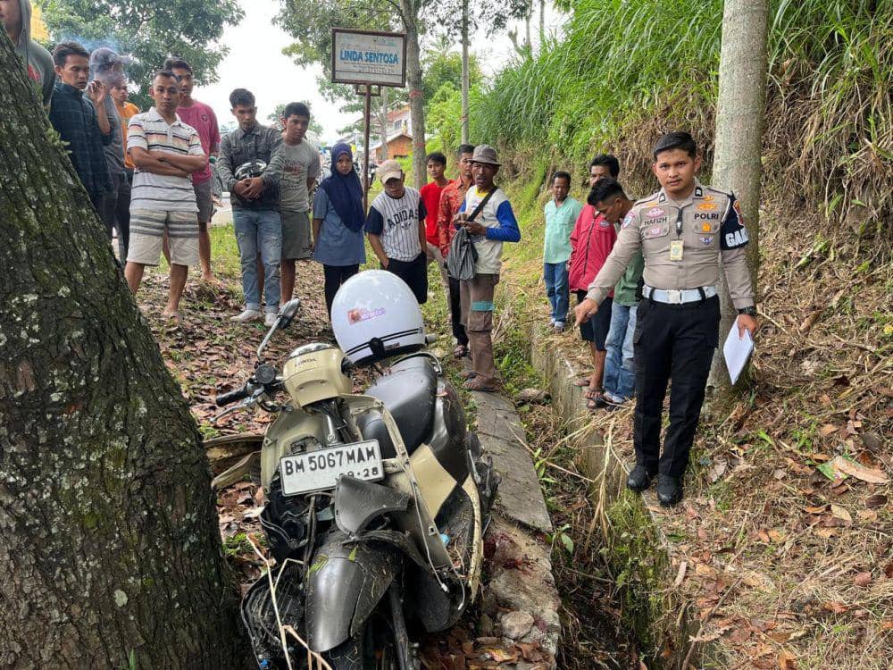 Personel Satlantas Polres Solok menunjukkan lokasi TKP kejadian (Foto: Satlantas Polres Solok)