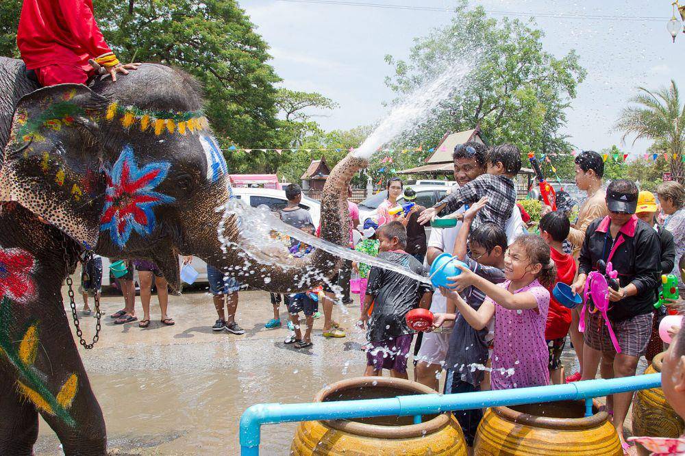 Festival Songkran (commons.wikimedia.org/JJ Harrison)