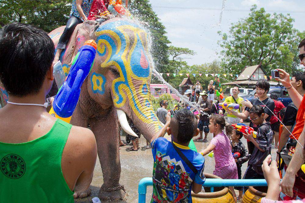 Festival Songkran (commons.wikimedia.org/JJ Harrison)