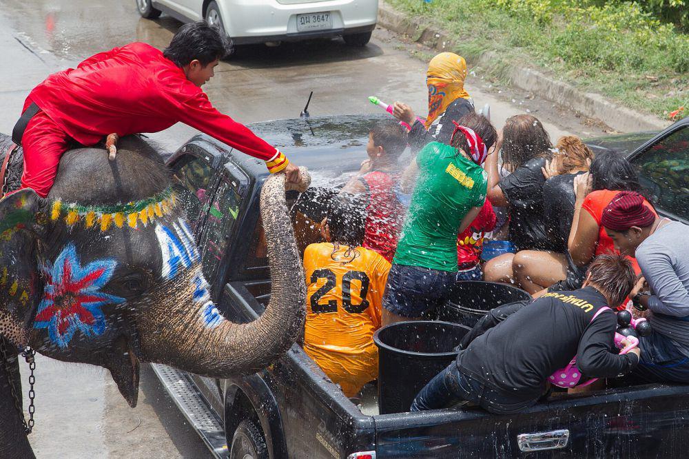 Festival Songkran (commons.wikimedia.org/JJ Harrison)