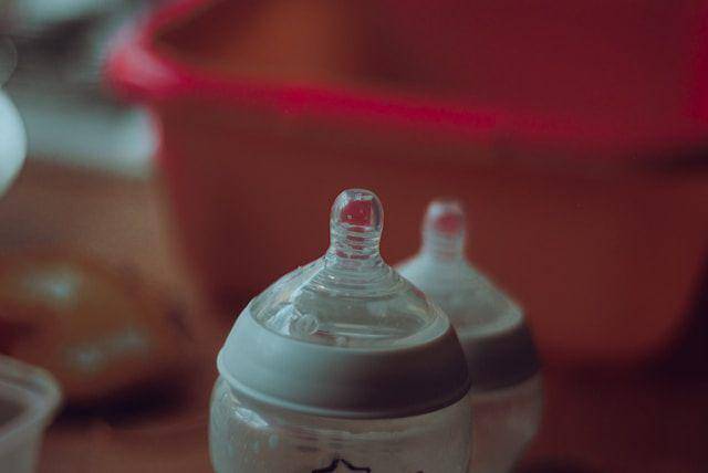 Ilustrasi dot botol susu (unsplash.com/jaye_haych)