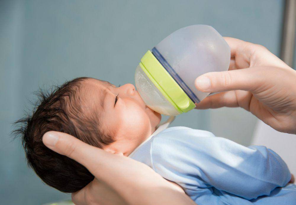 Ilustrasi bayi minum susu dari botol (freepik.com/KamranAydinov)