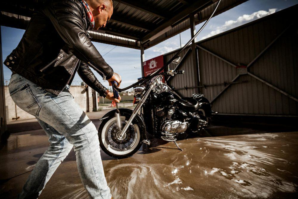 4 Kesalahan Saat Mencuci Motor di Rumah, Bisa Berakibat Fatal!