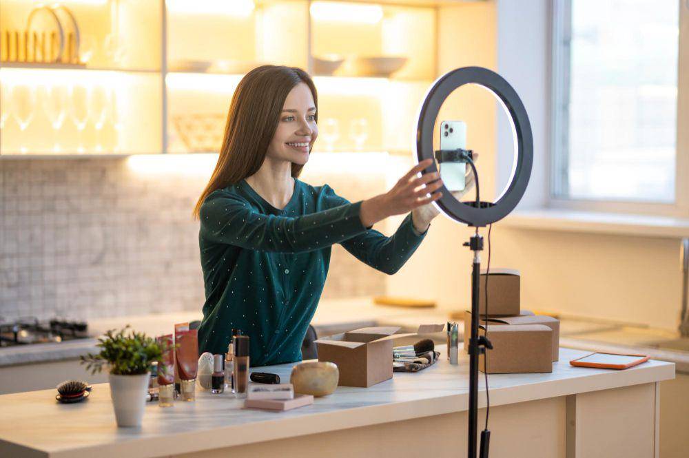 ilustrasi beauty influencer (freepik.com/zinkevych)
