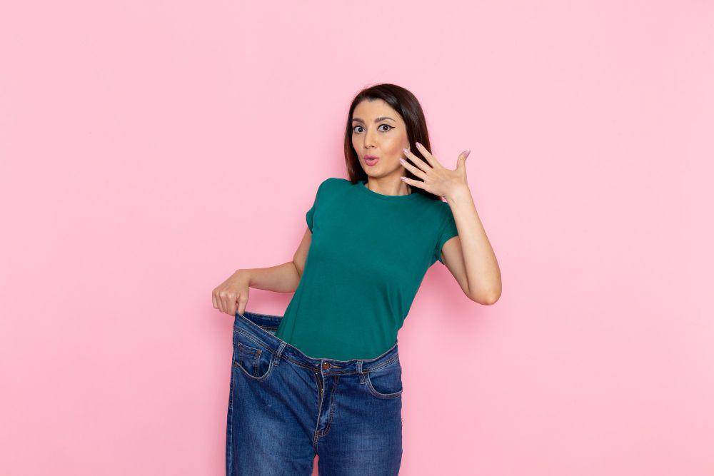 Ilustrasi wanita dengan celana yang kebesaran (Freepik.com/KamranAydinov)