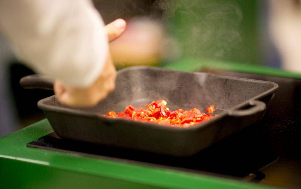 menggpreng sambal terasi