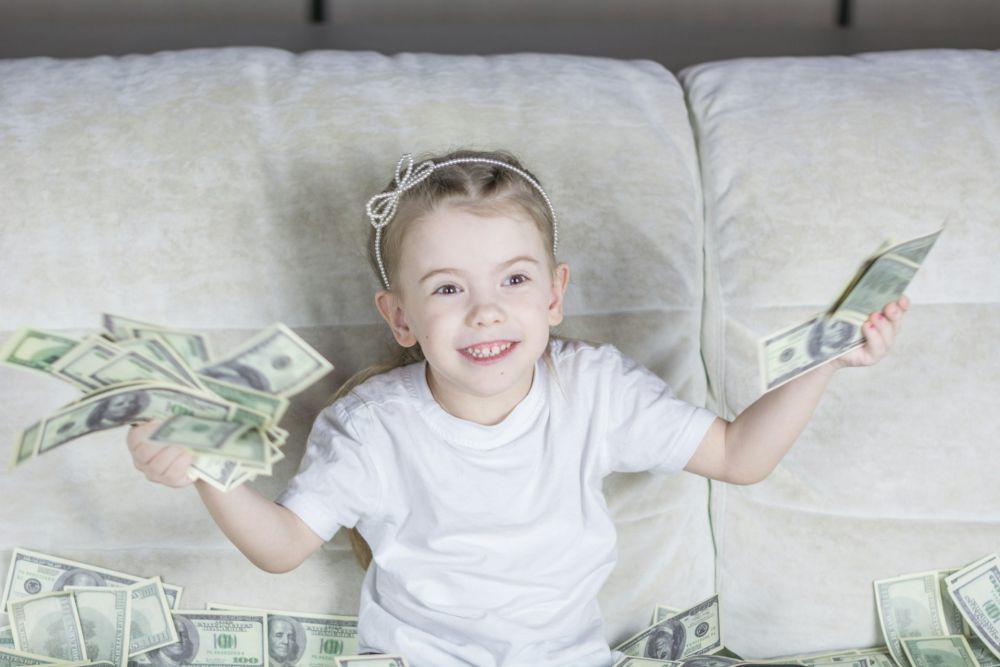 5 Tips Mengelola THR yang Didapat Anak Agar Bermanfaat Untuknya