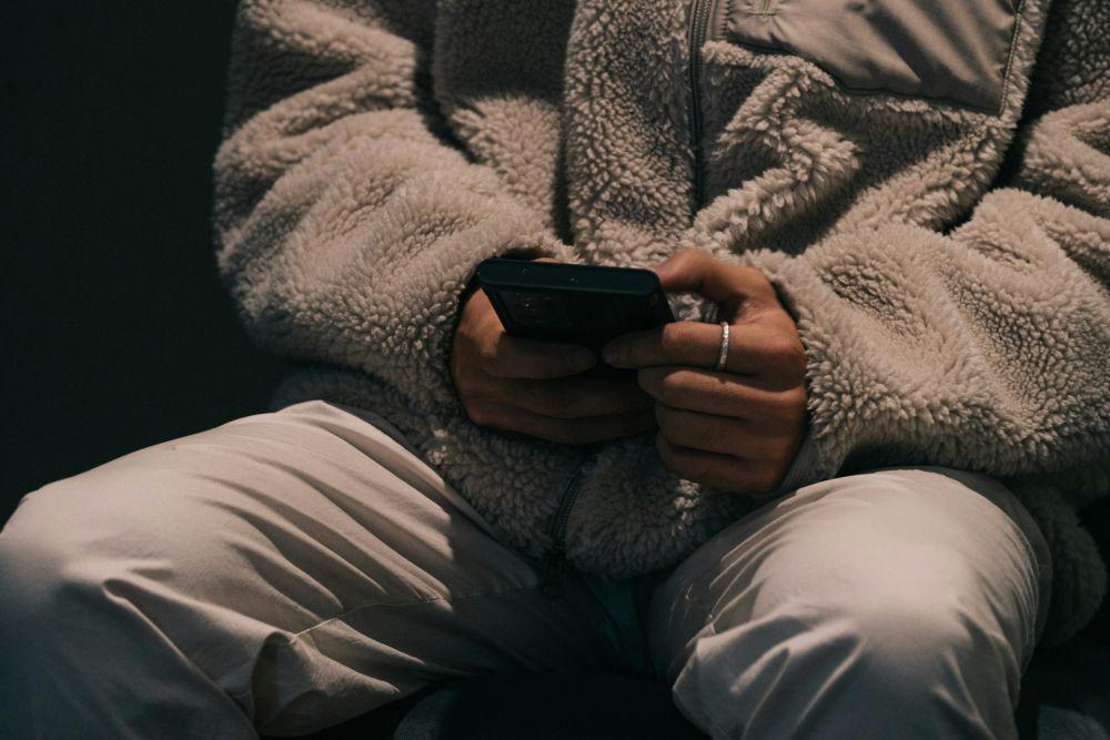 ilustrasi seseorang menjaga silhaturami lewat pesan (unsplash.com/Dan Irvine)