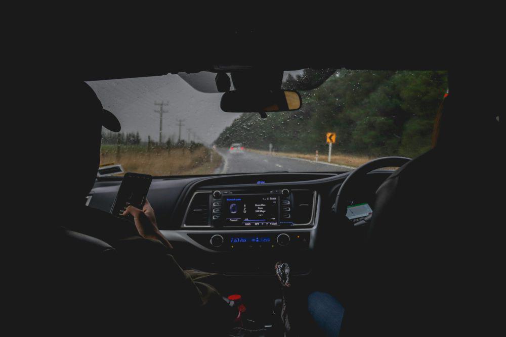 ilustrasi seseorang bepergian menggunakan mobil (unsplash.com/Ethan Hu)