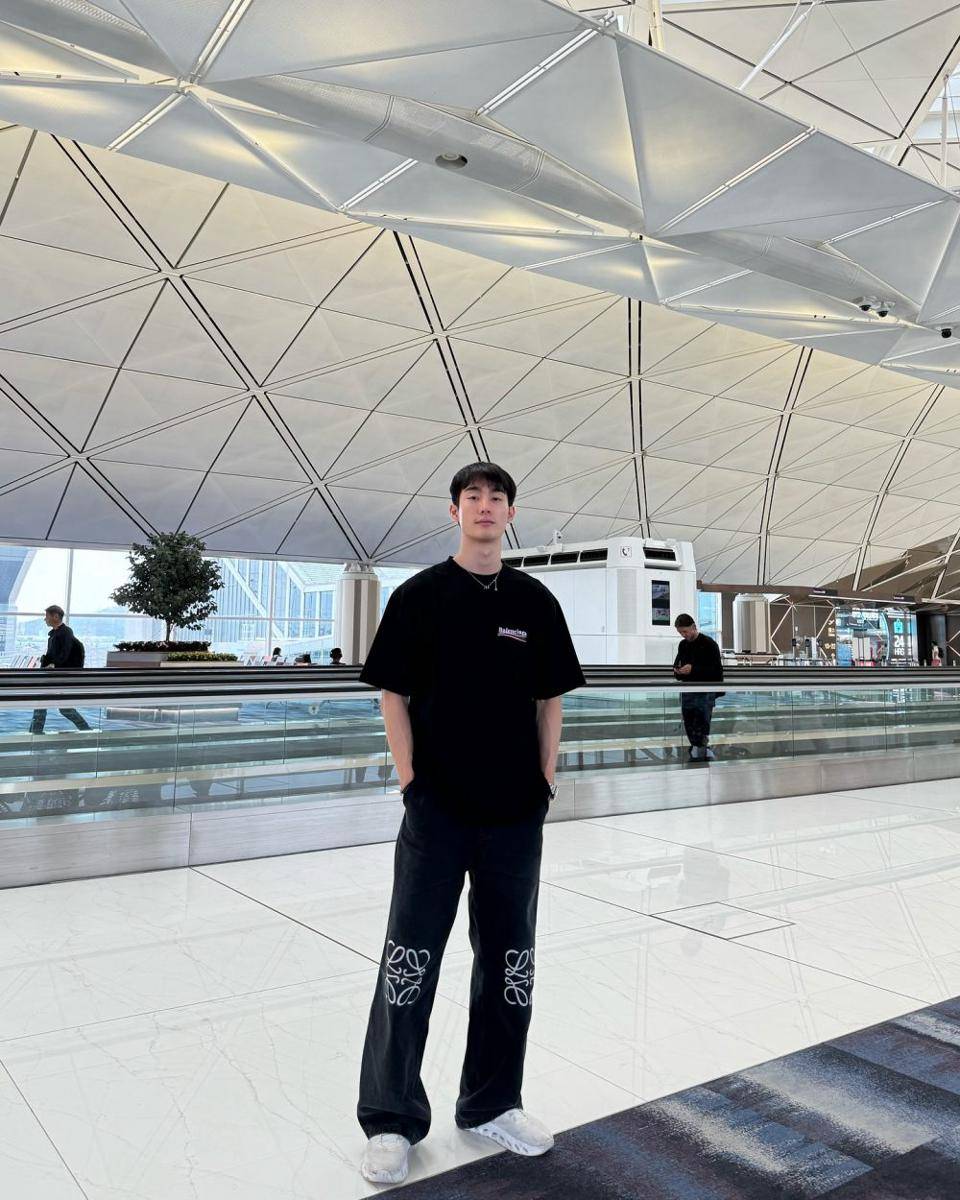 outfit airport style ala Force Jiratchapong (Instagram.com/fforce_)