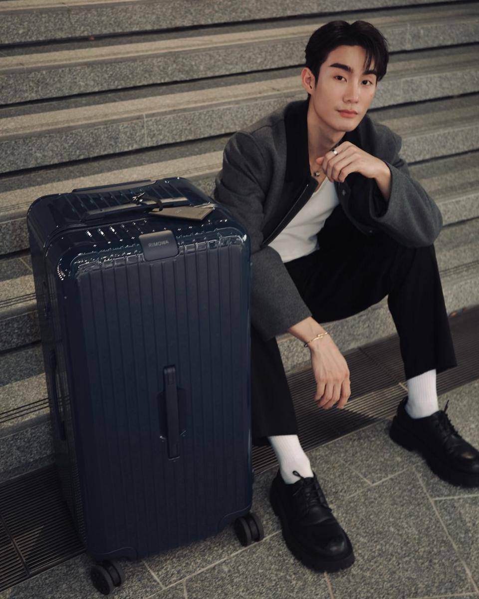 outfit airport style ala Force Jiratchapong (instagram.com/fforce_)