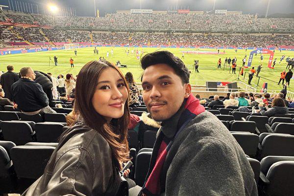 Potret Thariq Halilintar Nonton Pertandingan Barcelona di Spanyol