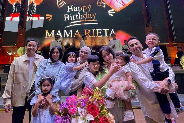 7 Potret Ulang Tahun ke-63 Rieta Amilia, Dapat Kejutan dari Anak Cucu