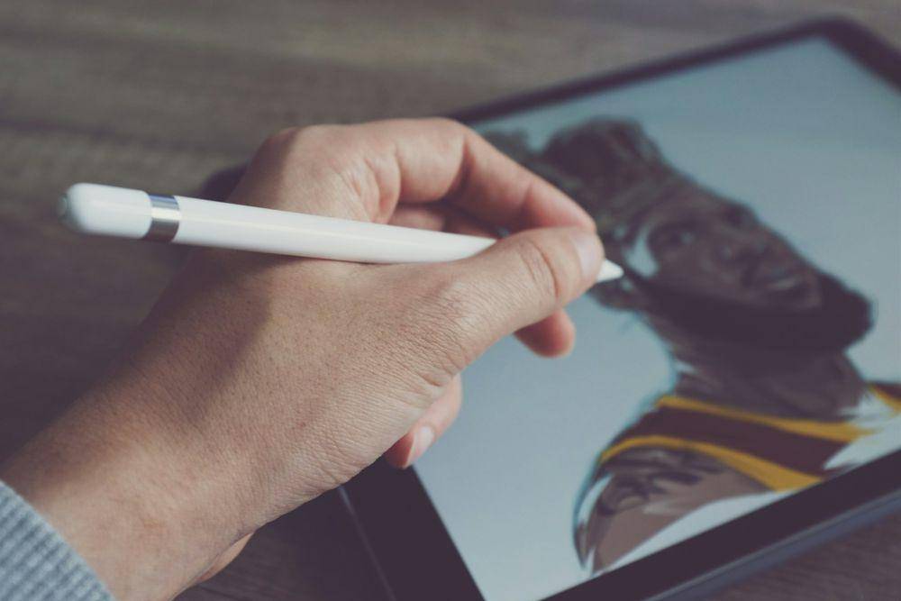 ilustrasi seorang ilustrator (unsplash.com/Howard Bouchevereau)
