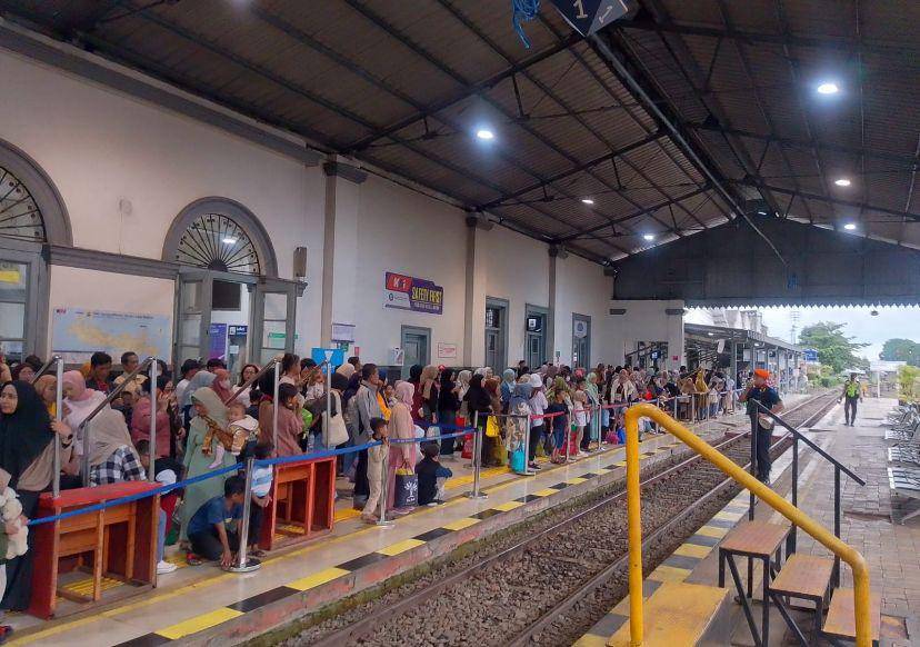 Suasana arus balik di Stasiun Sukabumi (IDN Times/Fatimah)