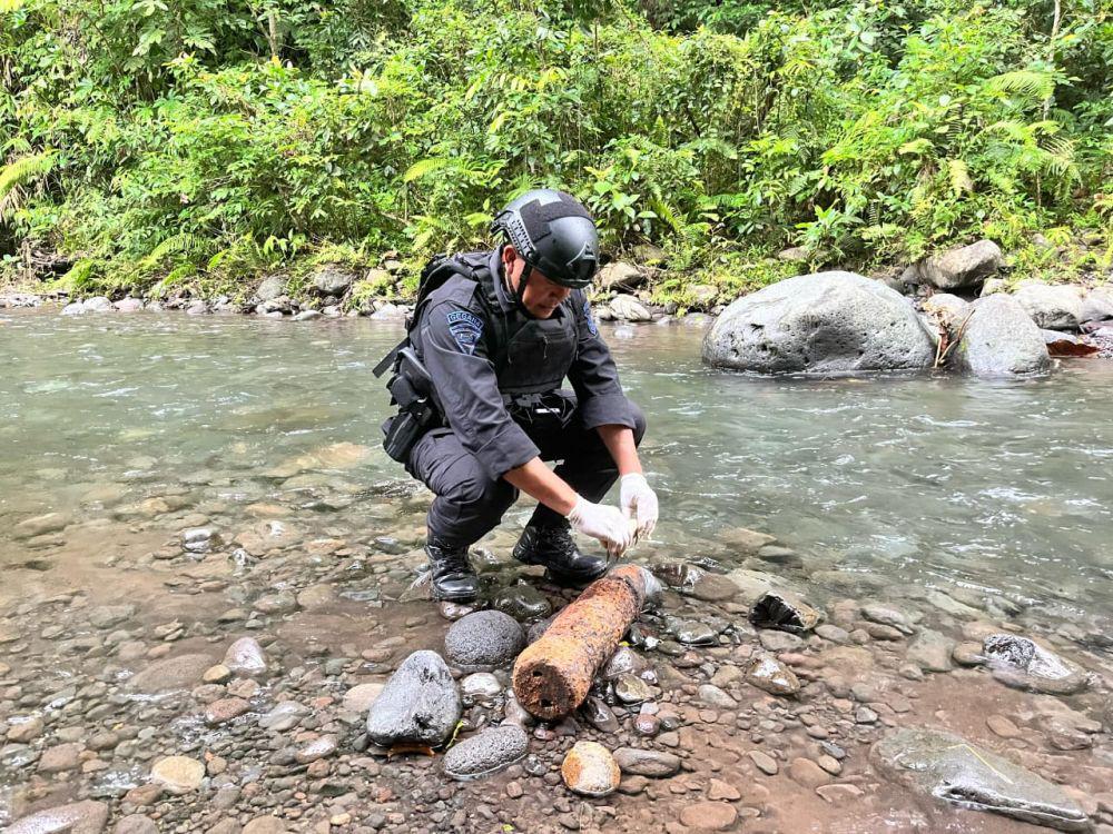 Warga Lombok Tengah Temukan Peluru Meriam 20 Kg saat Mandi di Sungai