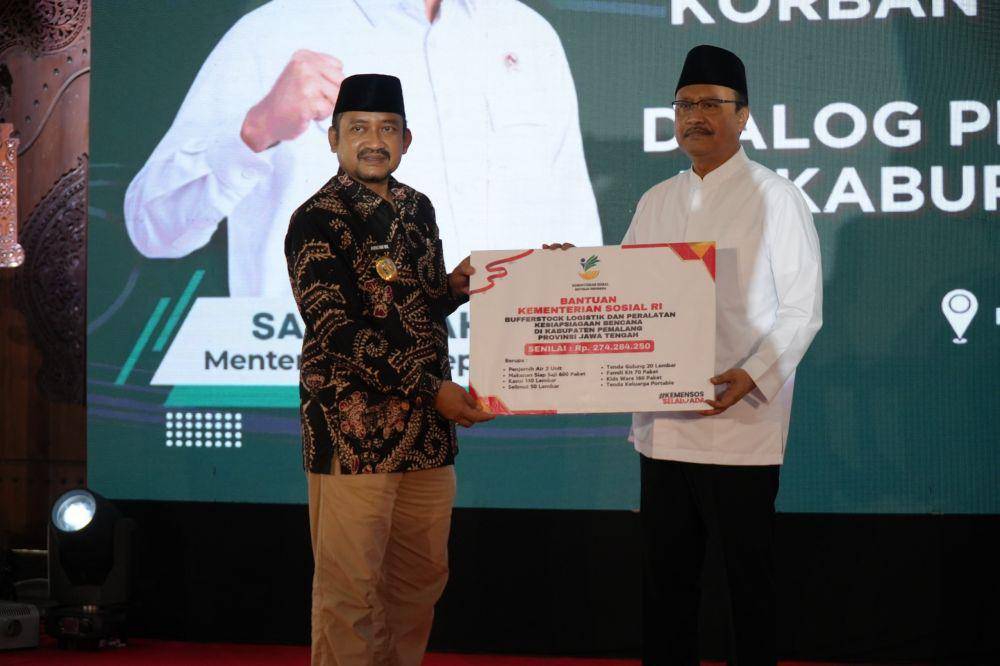 Mensos Syaifullah Yusuf salurkan bantuan di Pemalang/ Dok Kemensos