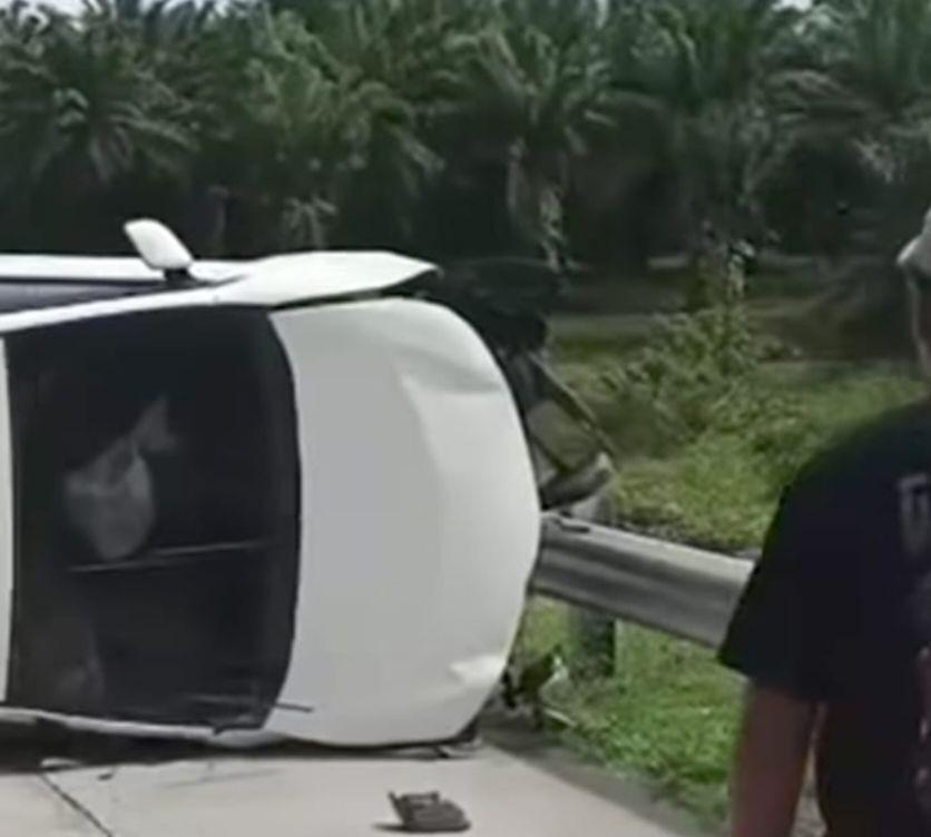Gegara Pecah Ban, Satu Minibus Terguling di Ruas Tol Kisaran