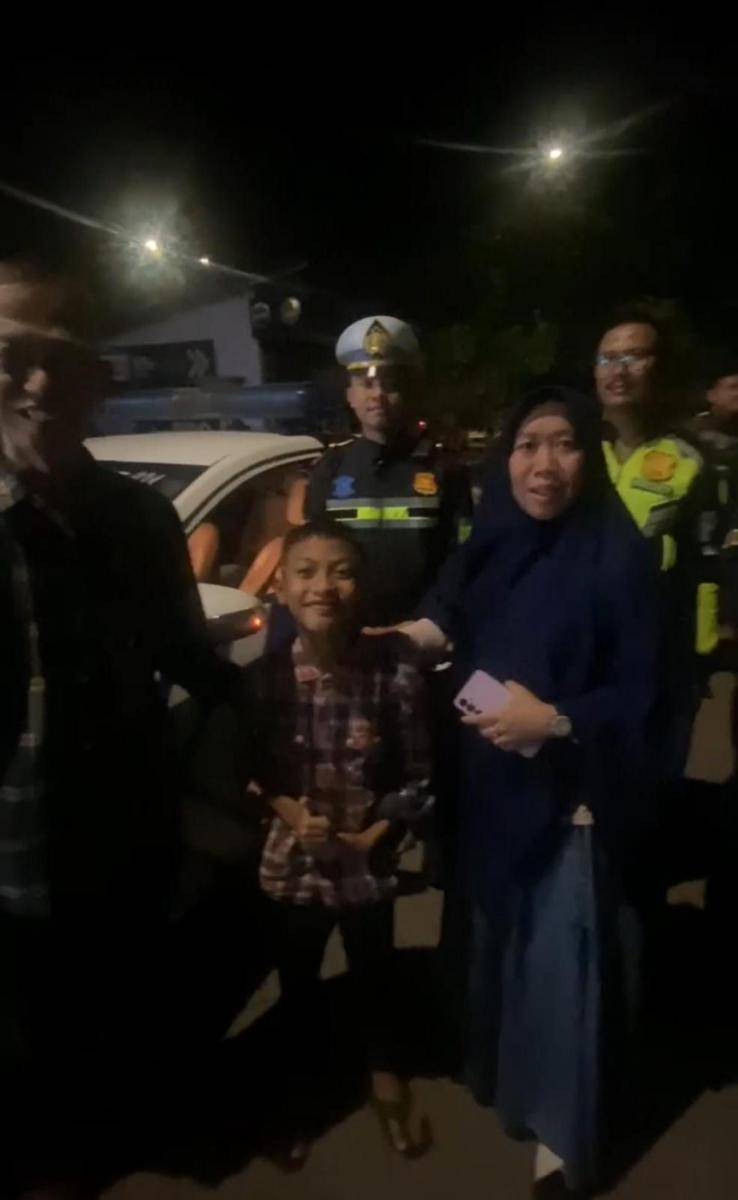 Anak tertinggal yang ditemukan oleh polisi. (IDN Times/istimewa)