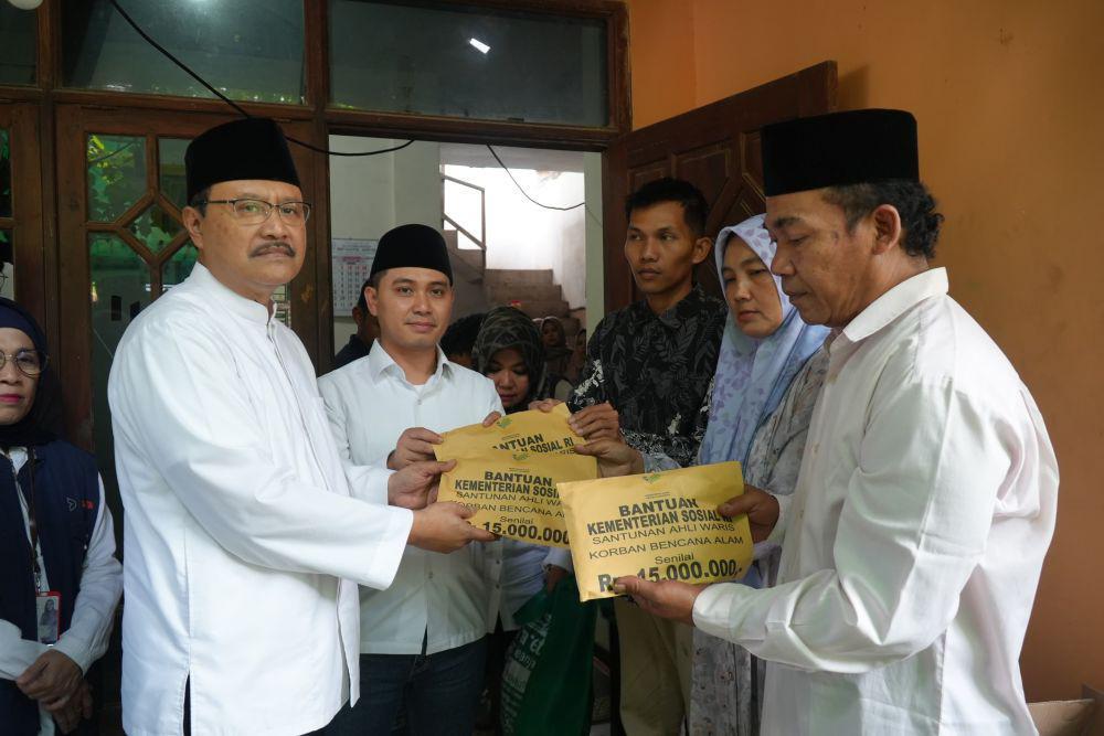 Gus Ipul Beri Santunan untuk 10 Korban Tewas Tanah Longsor di Mojokerto