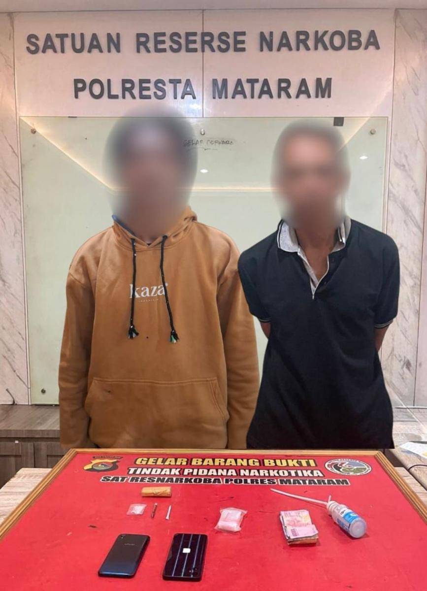 Seorang ayah bersama anaknya ditangkap Satresnarkoba Polresta Mataram, Sabtu malam (5/4/2025). (dok. Istimewa)