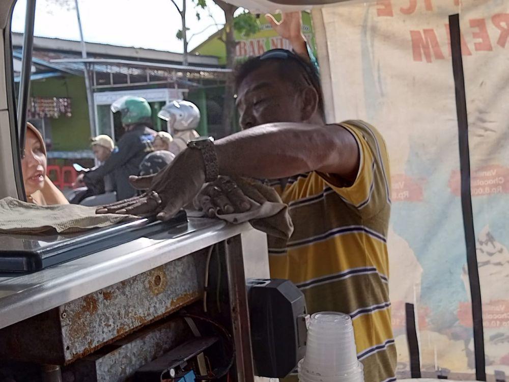 Pedagang Kecewa Wisatawan Pantai Depok Turun saat Libur Lebaran 2025