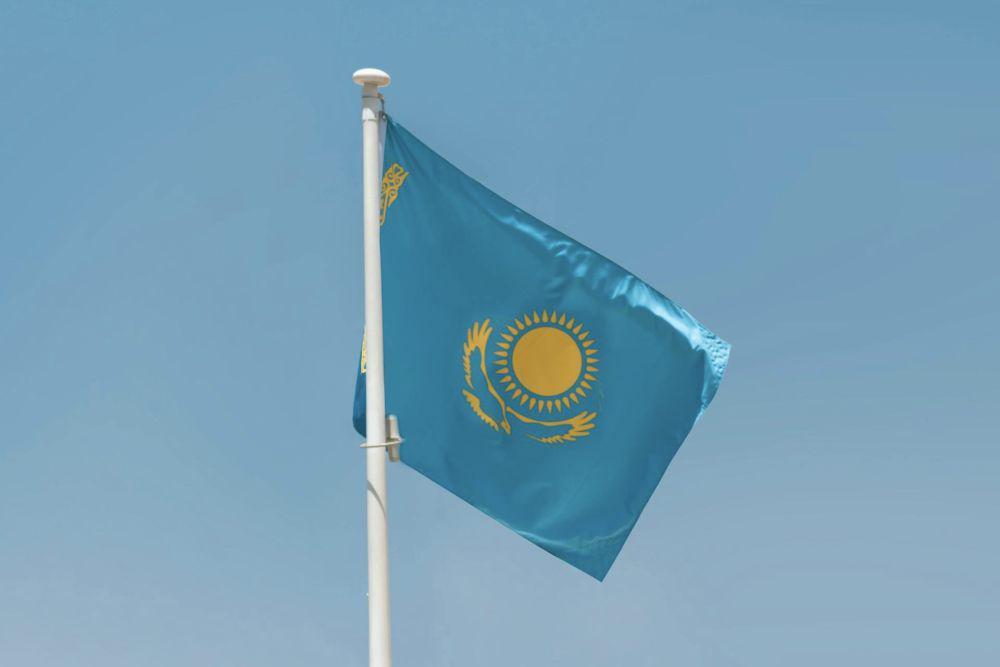 Bendera Kazakhstan (pexels.com/aboodi vesakaran)