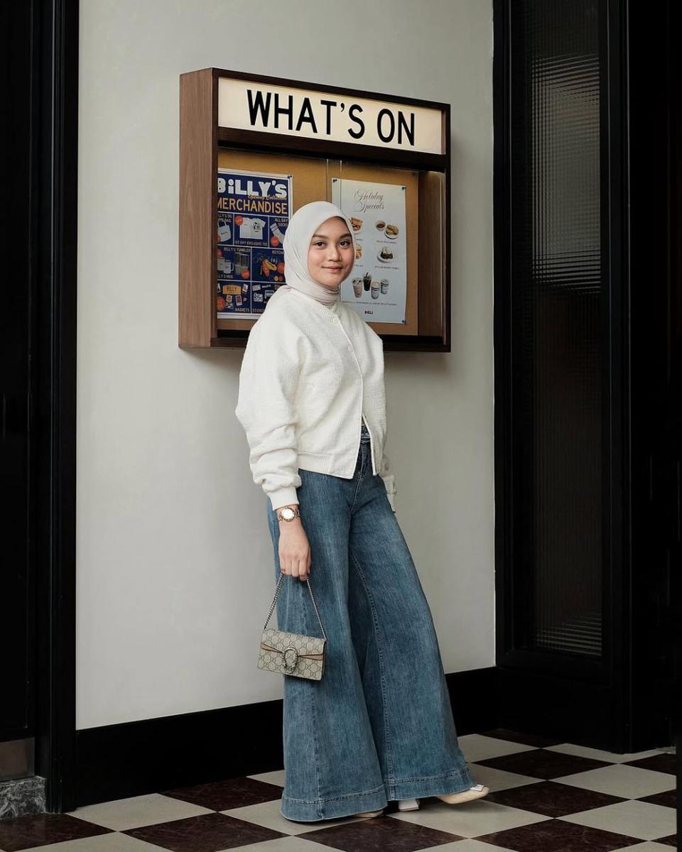 potret ide OOTD hijab kasual serba oversize pants dan skirt ala Annisa Parmana (instagram.com/annisaparmana)