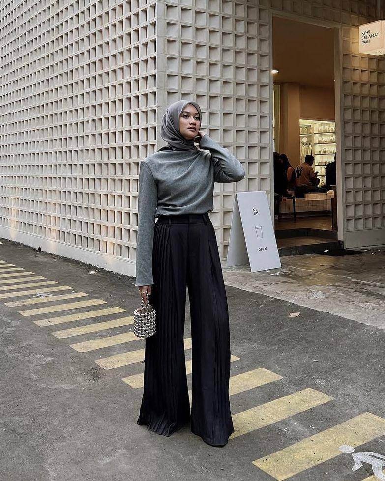 potret ide OOTD hijab kasual serba oversize pants dan skirt ala Annisa Parmana (instagram.com/annisaparmana)