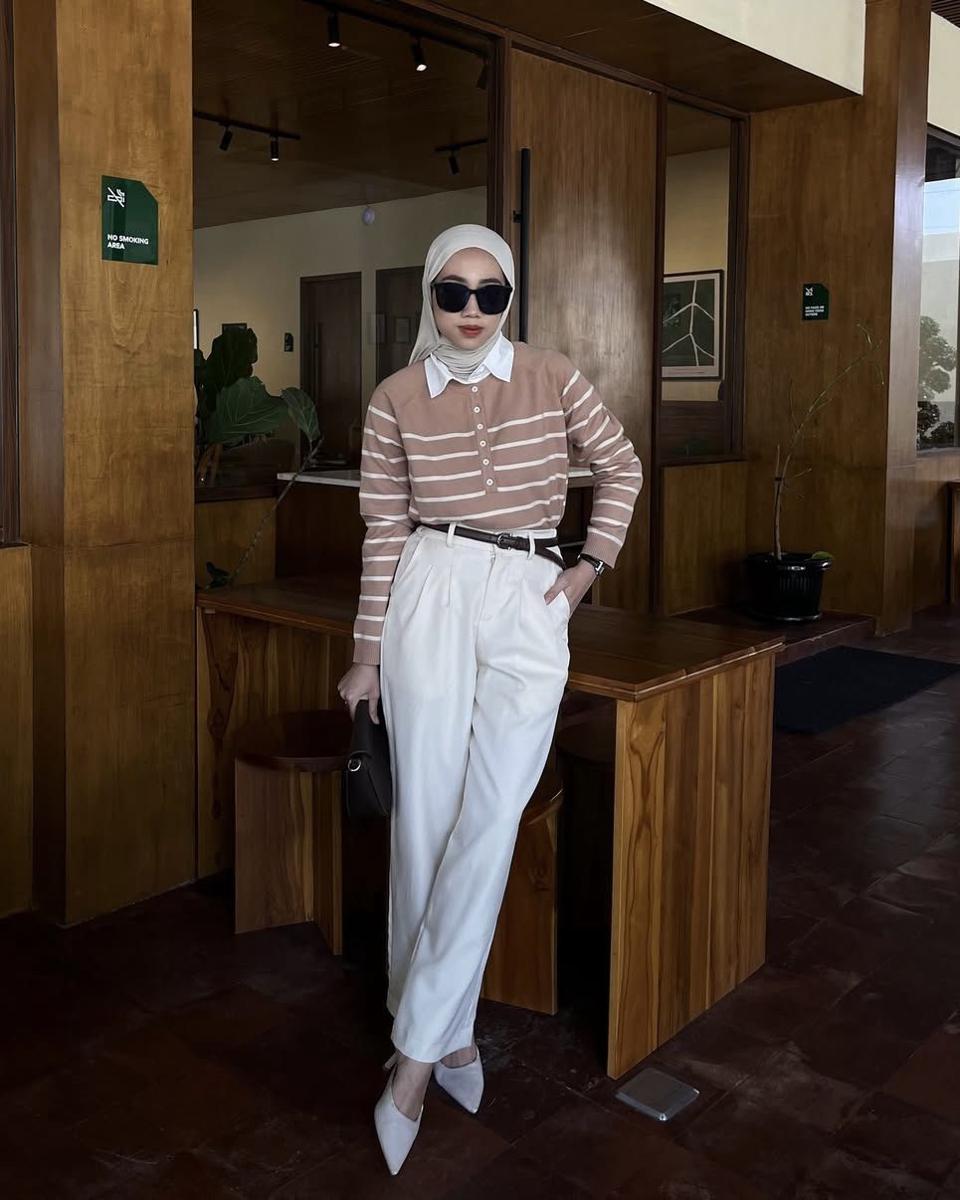 potret ide OOTD kasual hijab serba sweater ala Dela Ayu (instagram.com/delaaayuu)