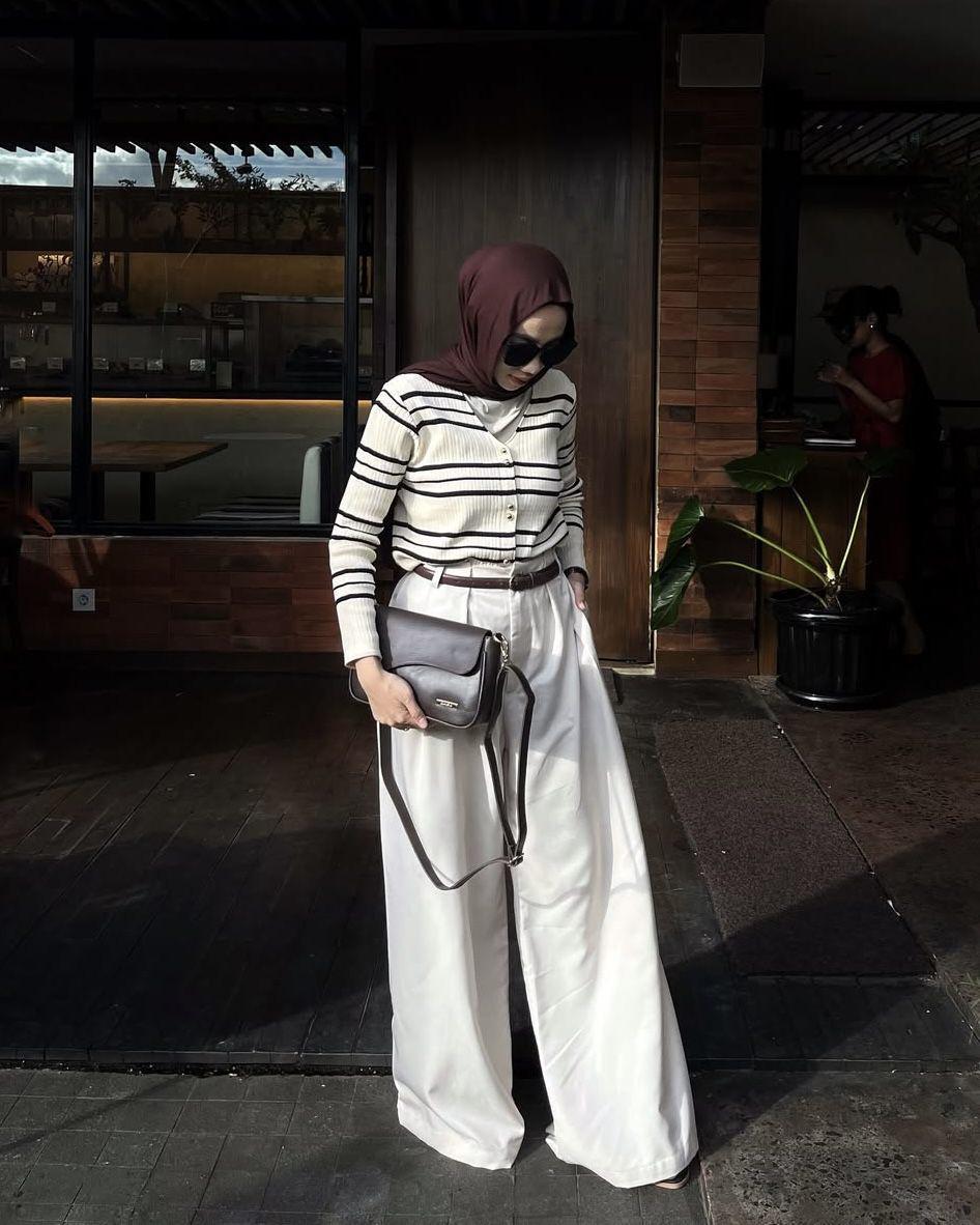 potret ide OOTD kasual hijab serba sweater ala Dela Ayu (instagram.com/delaaayuu)