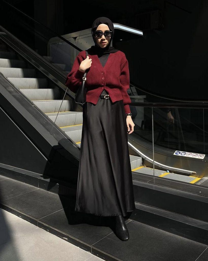 potret ide OOTD kasual hijab serba sweater ala Dela Ayu (instagram.com/delaaayuu)