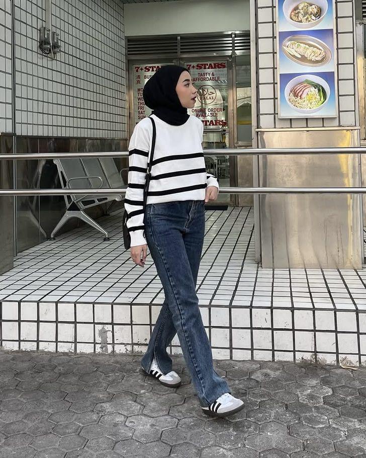 potret ide OOTD kasual hijab serba sweater ala Dela Ayu (instagram.com/delaaayuu)